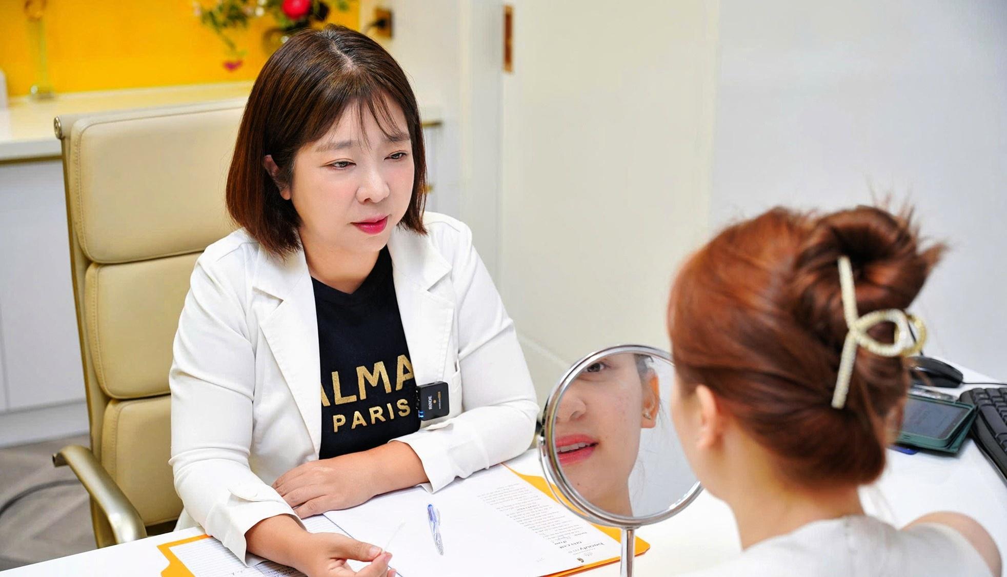  Vùng hốc mắt có cấu trúc giải phẫu phức tạp, đòi hỏi bác sĩ đánh giá kỹ trước khi chỉ định phương án điều trị. 