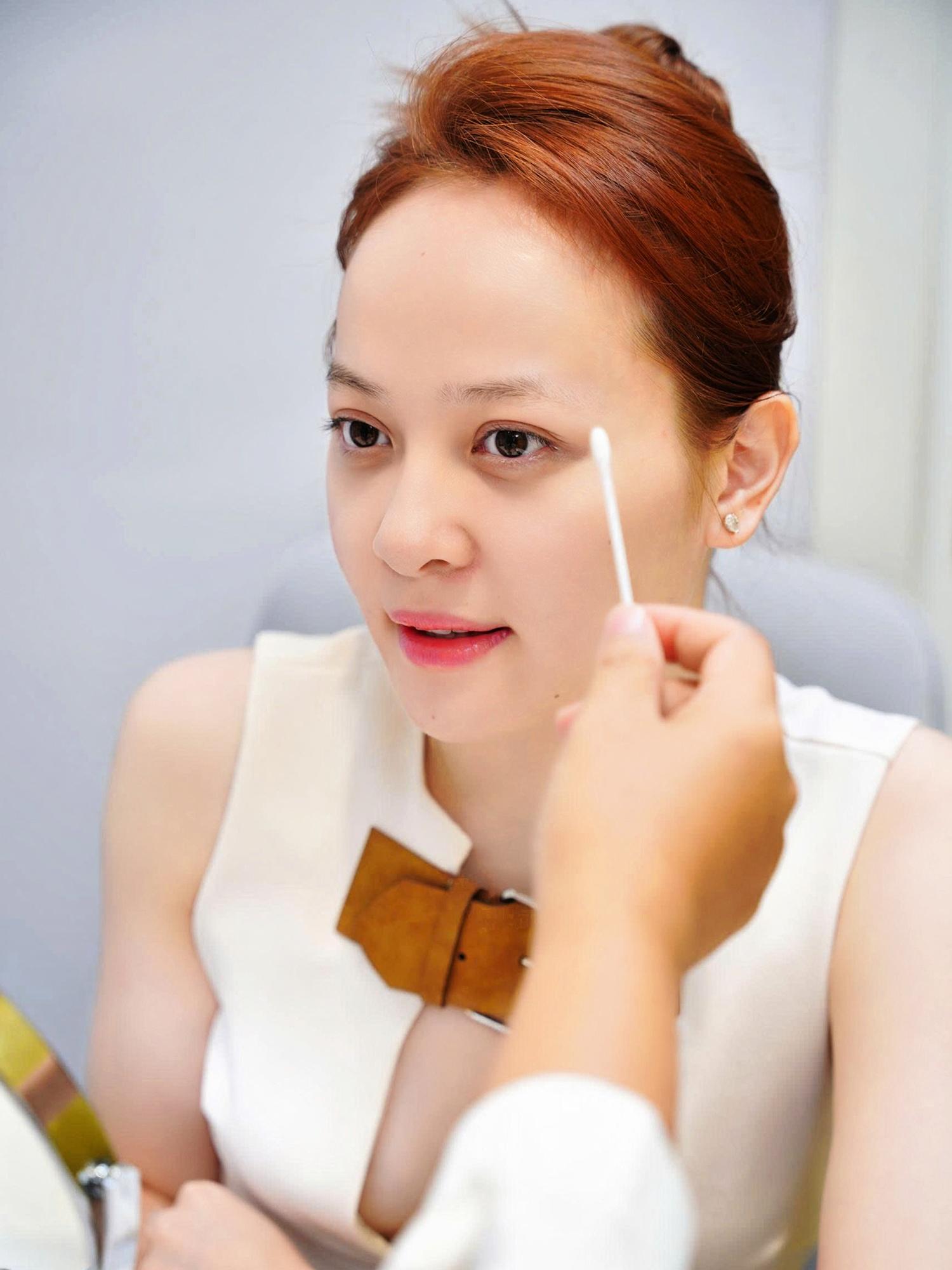  Cải thiện vùng trũng hốc mắt bằng phương pháp tiêm thẩm mỹ đang nhận nhiều sự quan tâm nhờ khả năng hỗ trợ vùng mắt trông đầy đặn, trẻ trung hơn. 