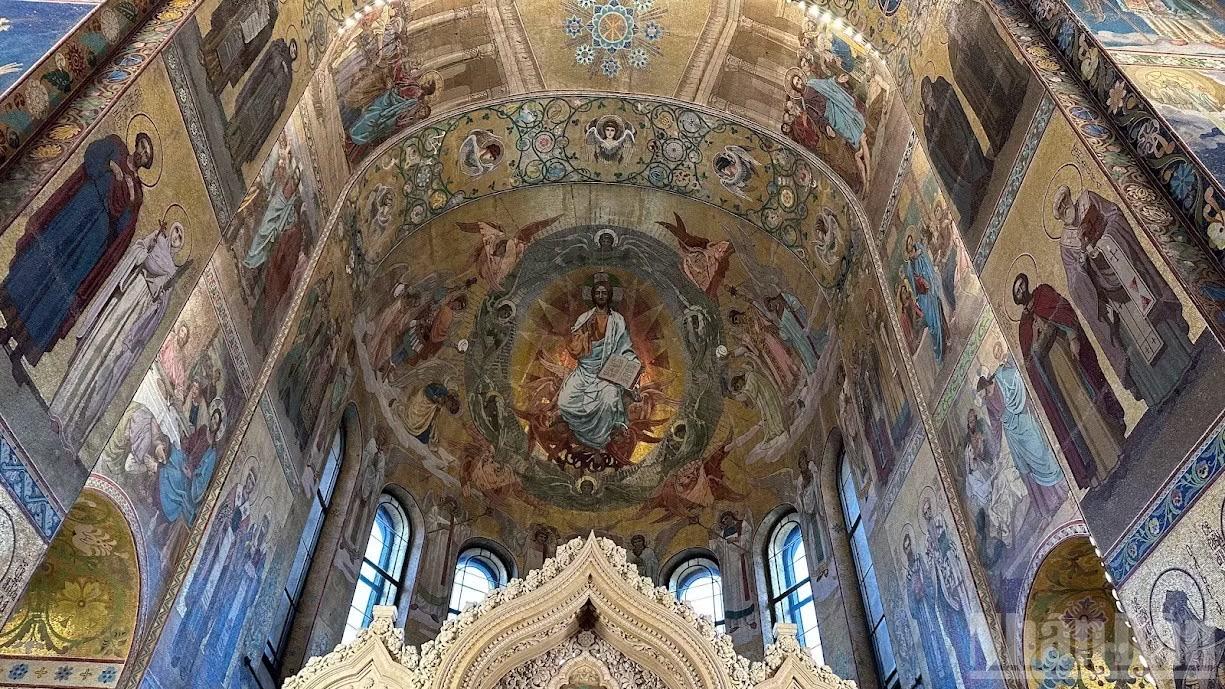 Bức họa vĩ đại "Chúa Kitô Toàn Năng" (Christ Pantocrator) được thực hiện dựa trên bản phác thảo của danh họa Viktor Vasnetsov. (Ảnh: THÙY VÂN)