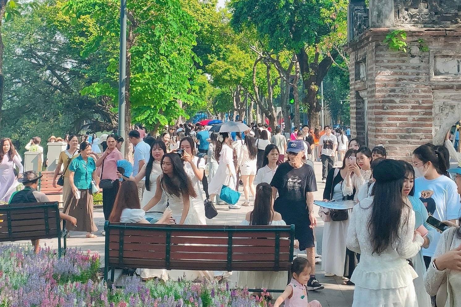  Cảnh đông nghịt người dân, du khách chụp ảnh tại vườn hoa mới vào ngày 27/9. Ảnh: Phạm Tú. 