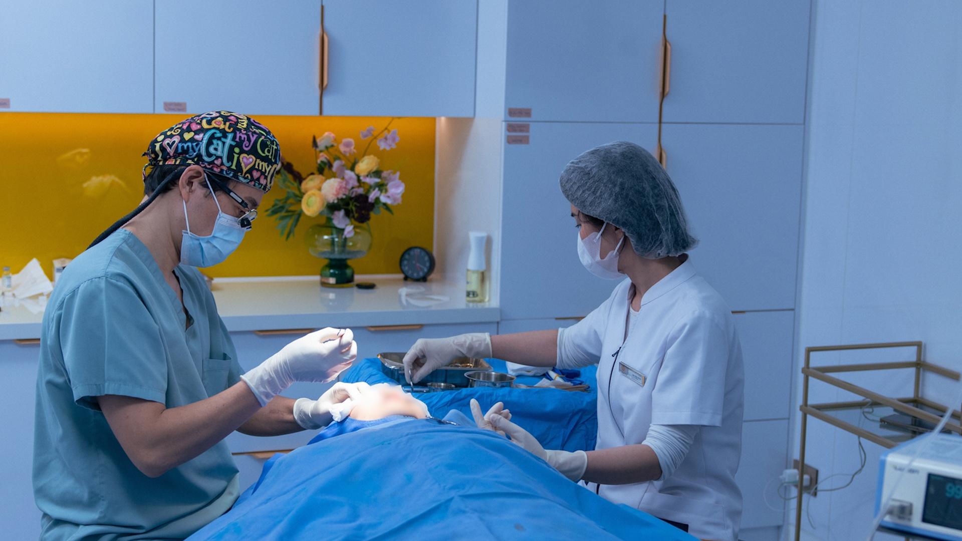  ThS.BS Kim In Chul (Hàn Quốc) trong hoạt động chuyên môn tại Thanh Hằng Beauty Medi. 