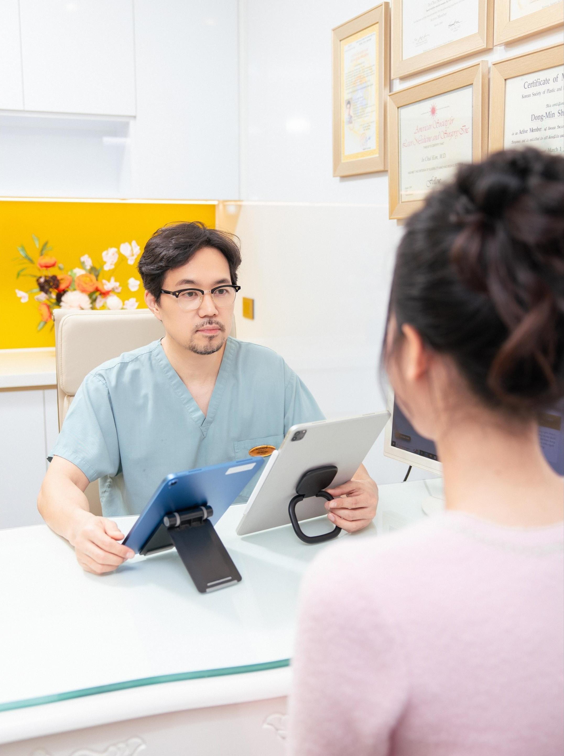  Thăm khám và đánh giá cấu trúc mắt là bước quan trọng để bác sĩ tư vấn phương án tạo hình phù hợp từng khách hàng. 