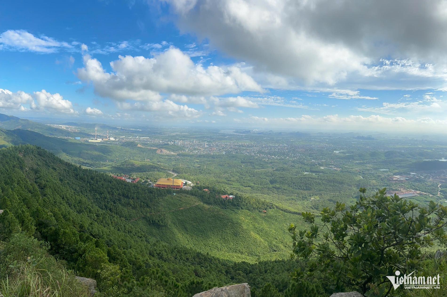 Núi Thành Đẳng nằm phía sau chùa Ba Vàng (Quảng Ninh)