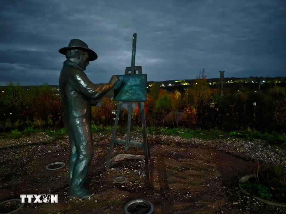 Bức tượng hoạ sĩ Isaac Levitan trên đồi mang tên ông trong cảnh đêm. (Ảnh: Tâm Hằng/TTXVN)