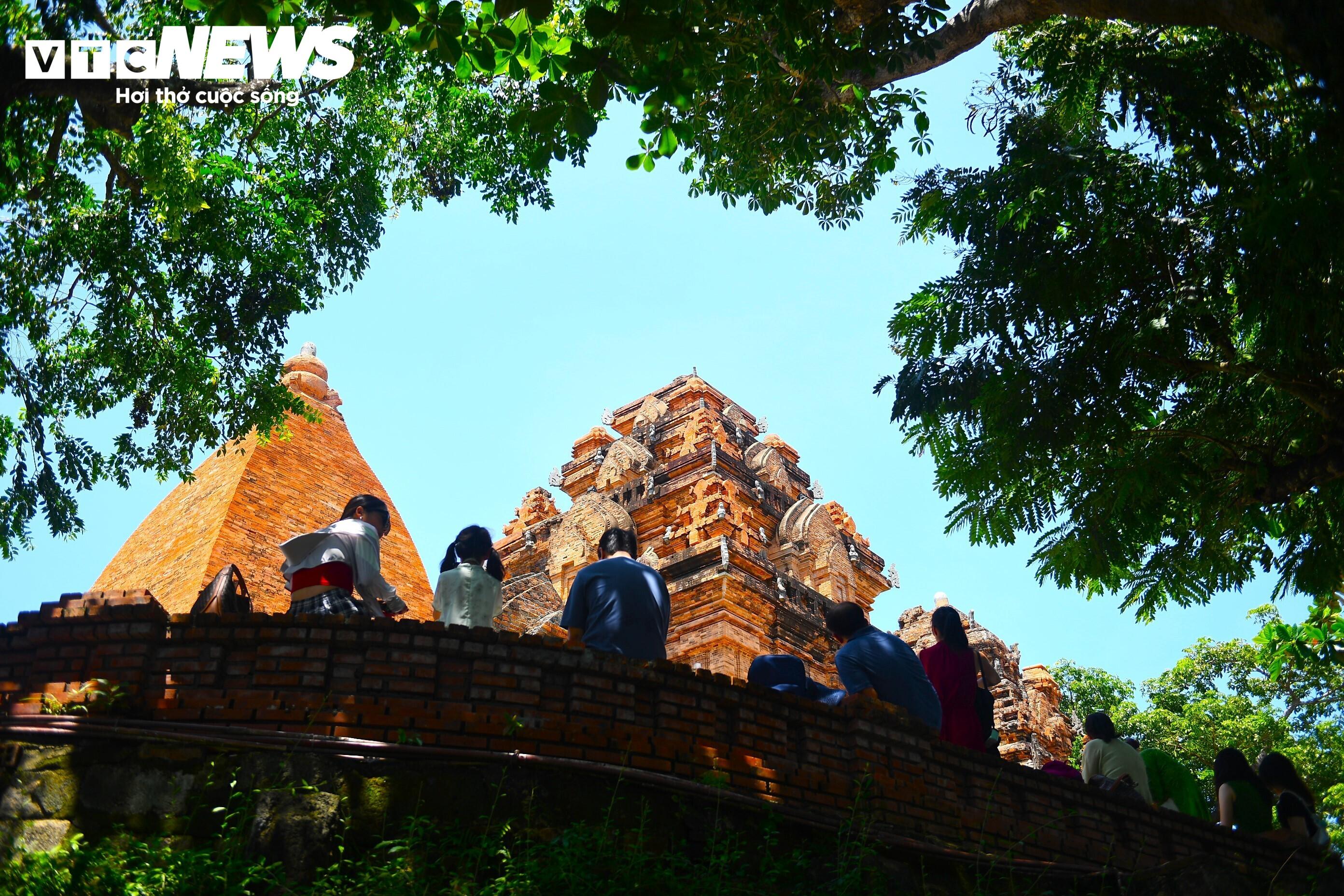 Trong bối cảnh du lịch Nha Trang lâu nay gắn với biển đảo và nghỉ dưỡng, Tháp Bà Ponagar đóng vai trò quan trọng trong việc đa dạng hóa sản phẩm du lịch theo hướng văn hóa, tâm linh.
