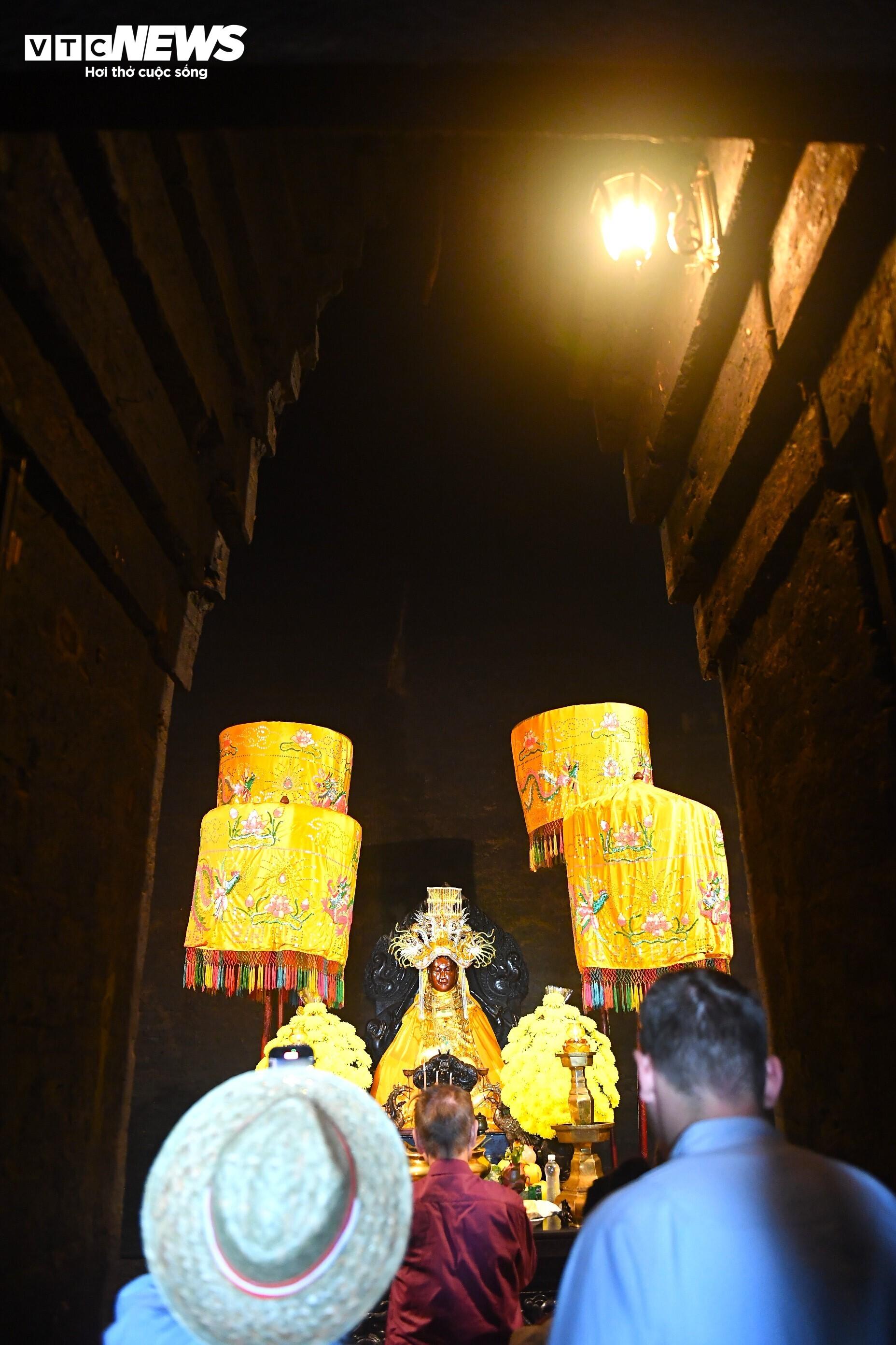 Nơi đây thờ nữ thần Ponagar - Nữ thần Mẹ xứ sở của dân tộc Chăm nên nó có tên gọi “Tháp bà Ponagar”, đến thế kỷ XVII được cộng đồng người Việt tiếp tục gìn giữ và thờ Thiên Y A Na Thánh Mẫu. Không gian bên trong tháp chính đặt tượng nữ thần bằng đá granite cao khoảng 2,6m, trong tư thế ngồi trên tòa sen, thể hiện quyền năng sáng tạo và che chở của “Mẹ xứ sở.”