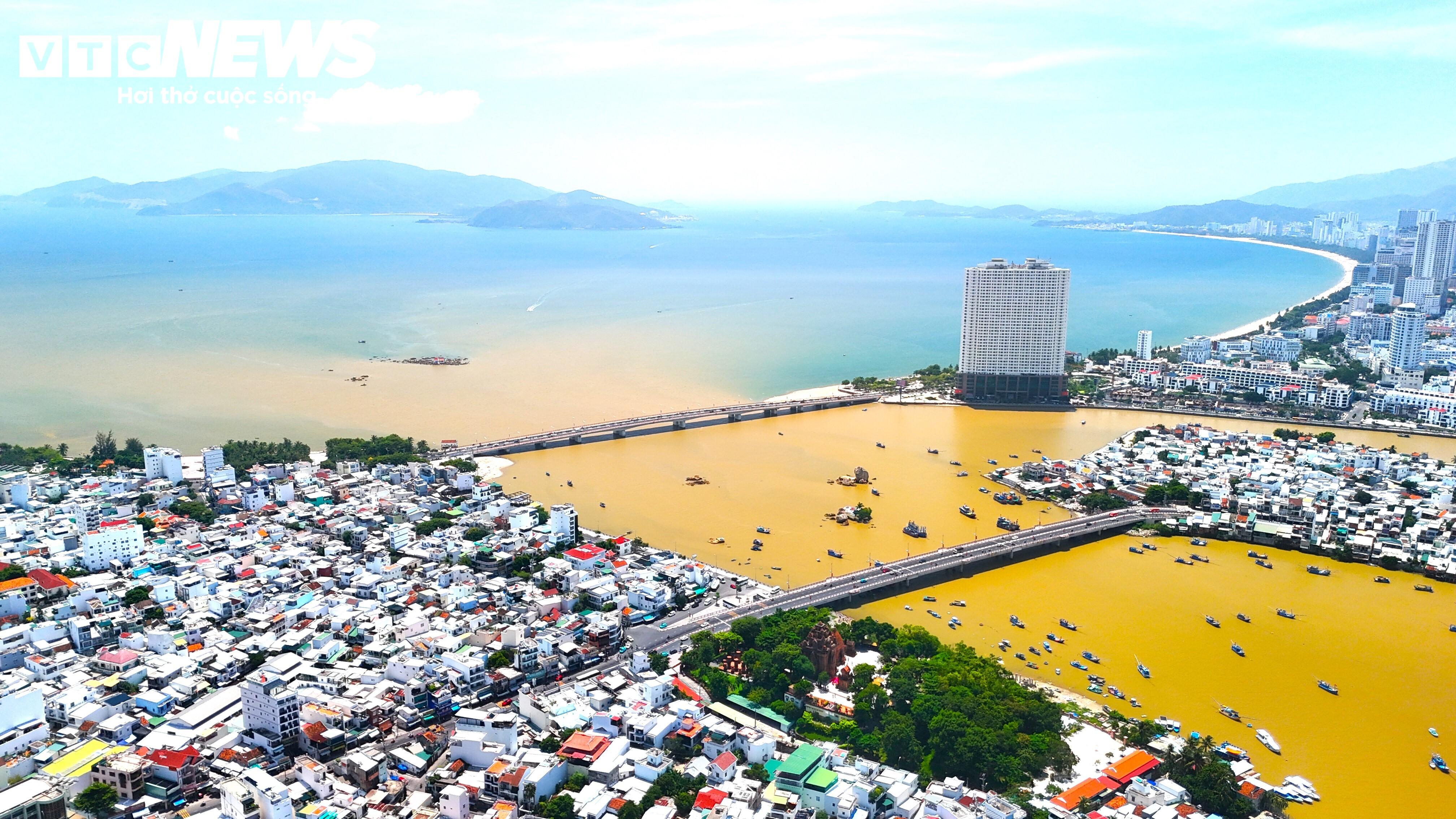 Nằm bên dòng sông Cái và hướng ra biển Đông, Tháp Bà Ponagar (được xây dựng trong khoảng từ thế kỷ VIII đến thế kỷ XIII) ở Nha Trang (Khánh Hòa) vẫn giữ gần như nguyên vẹn những lớp trầm tích văn hóa, lịch sử và tín ngưỡng kéo dài hơn một ngàn năm qua.