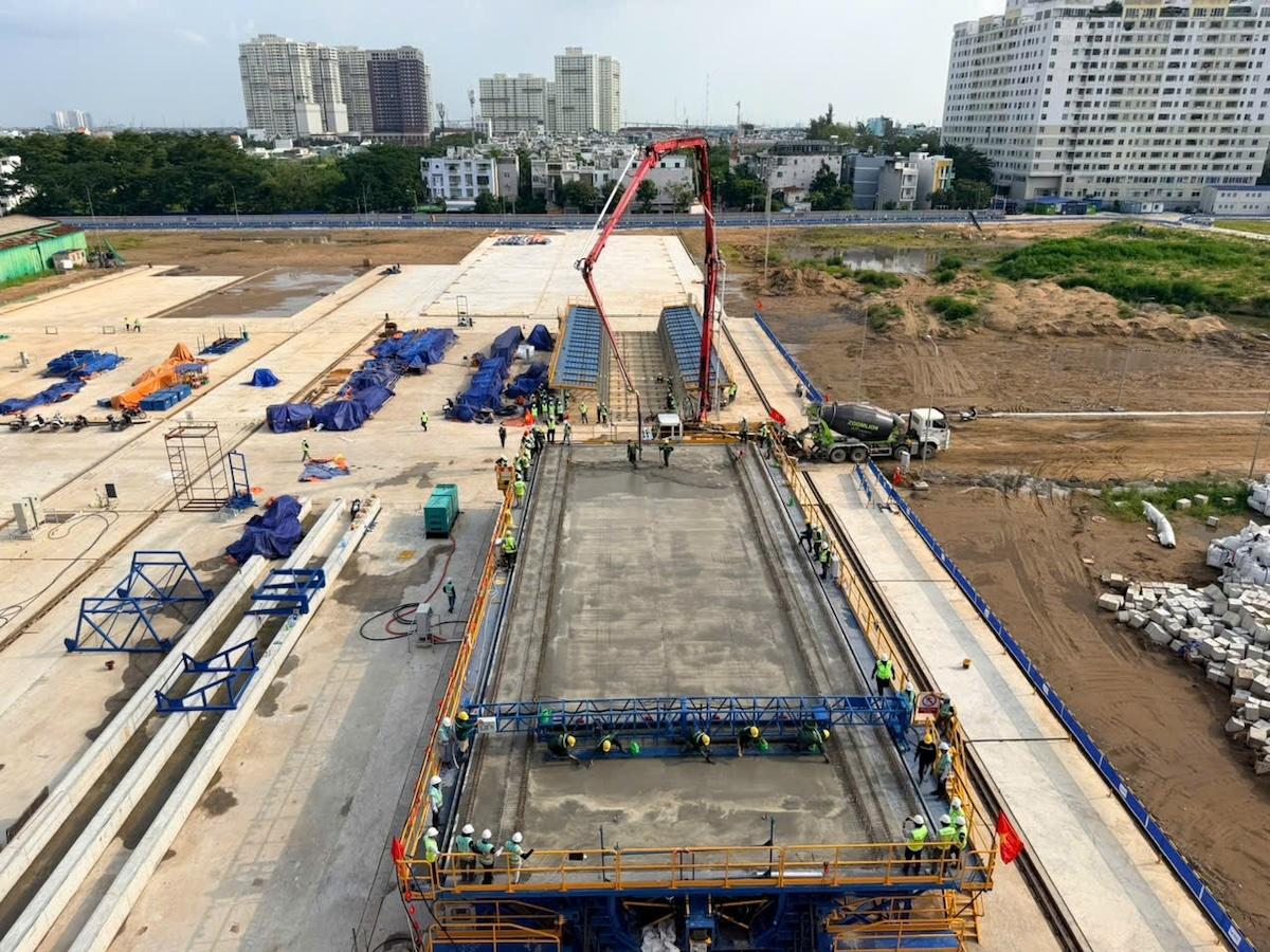 Phiến dầm điển hình có kích thước dài x rộng x cao lần lượt là 32,6 x 12,6 x 3,015 (m), sử dụng khoảng 280 m3 bê tông.