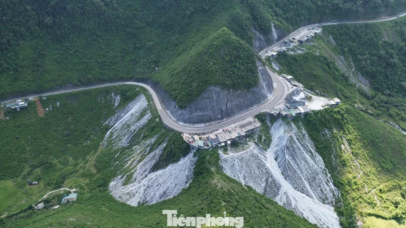 Từ xa nhìn lại, cung đường đèo cùng những núi đá vôi xung quanh giống như được phủ tuyết. Cũng từ cảnh sắc đặc biệt ấy, cái tên đèo Đá Trắng dần trở nên quen thuộc với những người thường xuyên qua lại cung đường này.