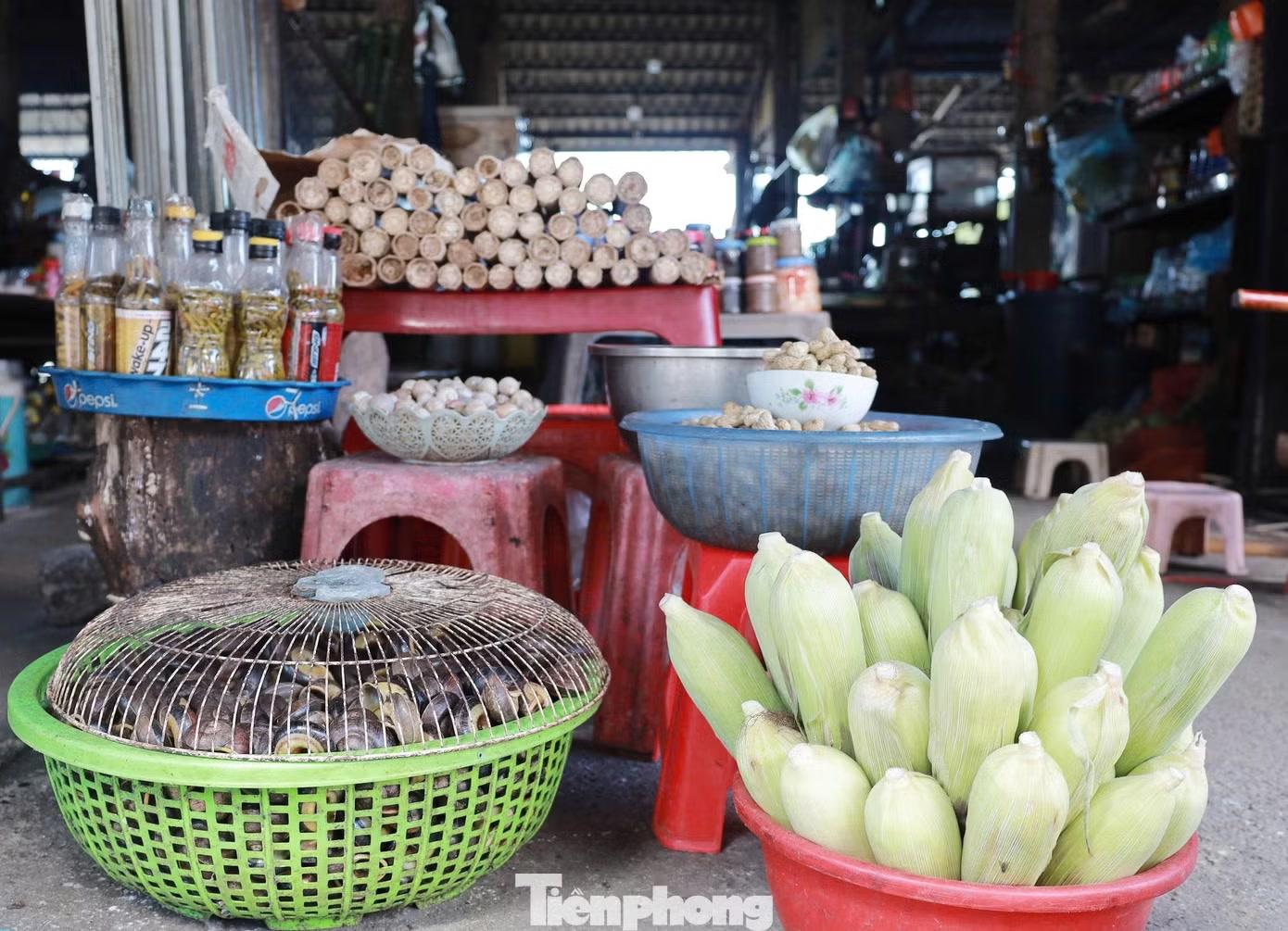 Trên đỉnh đèo là chợ Thung Khe, được du khách gọi gọi là "chợ trong mây". Khu chợ nhỏ nằm bên đường, với những quán hàng đơn sơ của người dân địa phương. Những mái nhà chiếc bàn, ghế giản dị giữa núi rừng trở thành nơi dừng chân quen thuộc của du khách. Sau hành trình qua những cung đường quanh co, nhiều người ghé lại làm ấm người bằng ấm chè nóng, thưởng thức cơm lam, ngô luộc, thịt xiên, trứng nướng hoặc một số sản vật địa phương.