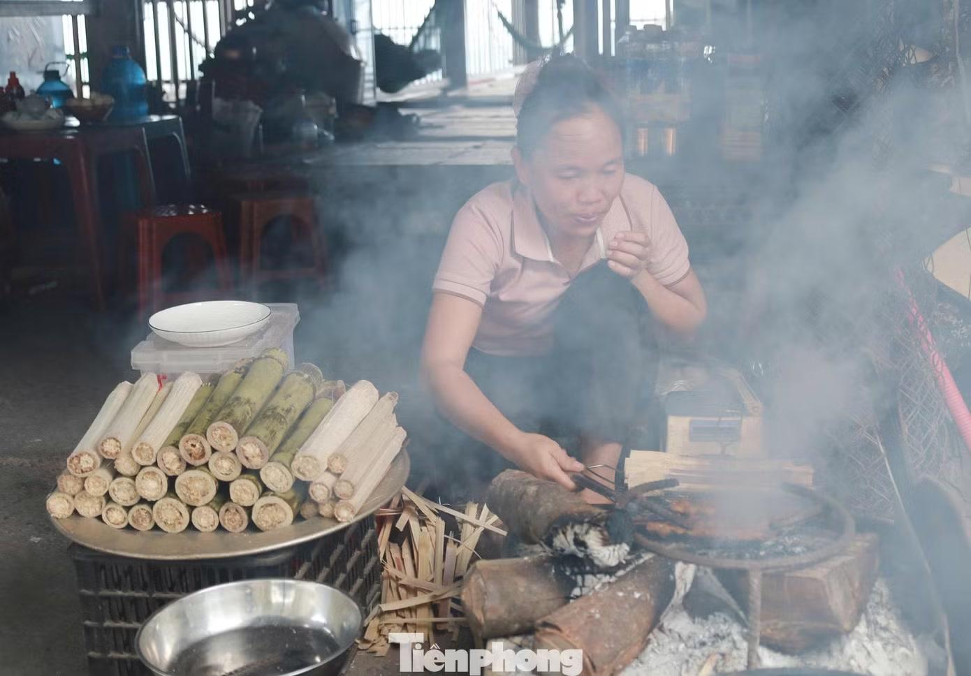 Chị Lê Tú Anh (Hà Nội) cho biết, mỗi khi đi qua đây, chị đều dừng chân để ngắm cảnh. "Ở đây mùa nào cũng đẹp. Thời tiết mây mù, giá lạnh có vẻ đẹp riêng. Đặc biệt, những ngày nắng thu, trời hanh khô, những mảng đá vôi trắng xóa khiến tôi rất ấn tượng. Các chị bán hàng là người dân tộc Mường rất niềm nở, tươi cười đón khách. Có người vào đây nghỉ ngơi, chụp ảnh mà không mua hàng, người dân vẫn vui vẻ, niềm nở", chị Tú Anh chia sẻ.