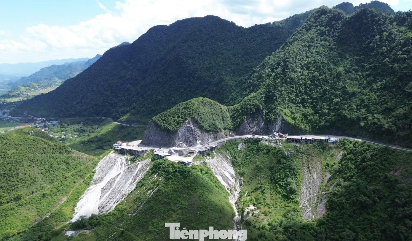 Đèo Đá Trắng là điểm giáp ranh giữa xã Mường Bi và Mai Châu (tỉnh Phú Thọ). Những vạt núi đá vôi trắng xóa trải dài theo sườn núi, nổi bật giữa màn mây bảng lảng, khiến khung cảnh nơi đây rất nên thơ, tạo nên một bức tranh đặc biệt trên cung đường Tây Bắc.