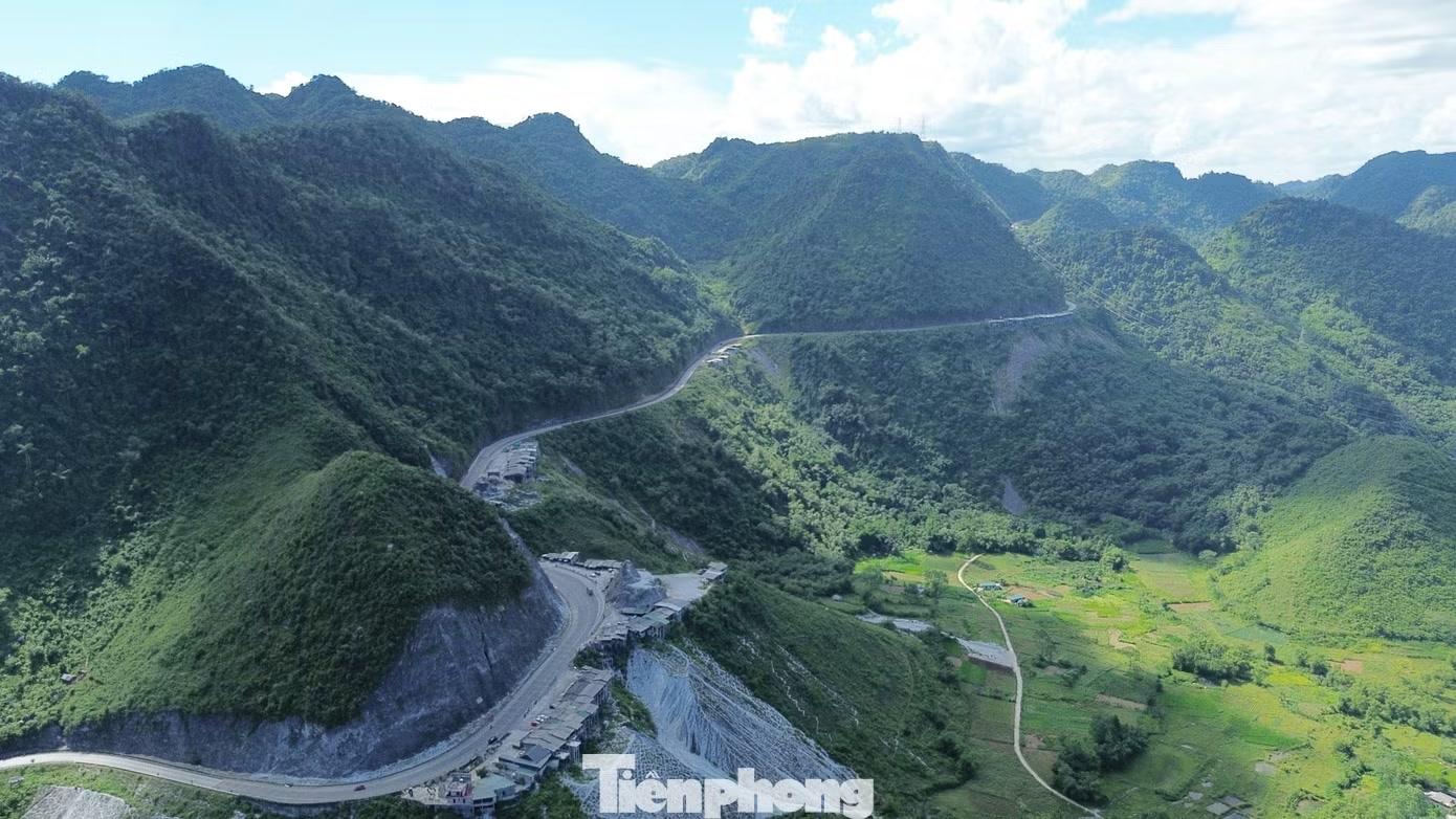 Anh Nguyễn Quang (tỉnh Phú Thọ) chia sẻ, đèo Đá Trắng mang một vẻ đẹp riêng giữa núi rừng Tây Bắc. Nơi đây không chỉ là điểm dừng chân để du khách ngắm cảnh, mà còn là nơi lưu giữ những trải nghiệm bình dị về con người và cuộc sống địa phương.