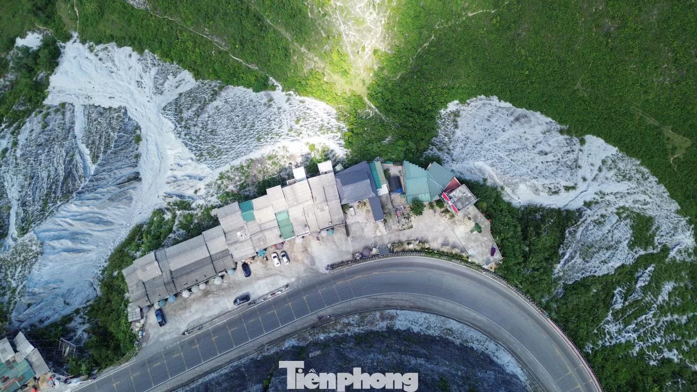 Đây cũng là thời điểm nhiều người chọn dừng lại ngắm cảnh và ghi lại những khoảnh khắc đặc biệt. Khi chiều tối, nhiệt độ dần xuống thấp, sương mù lại bắt đầu bao phủ, khiến cảnh vật trở nên mờ ảo.