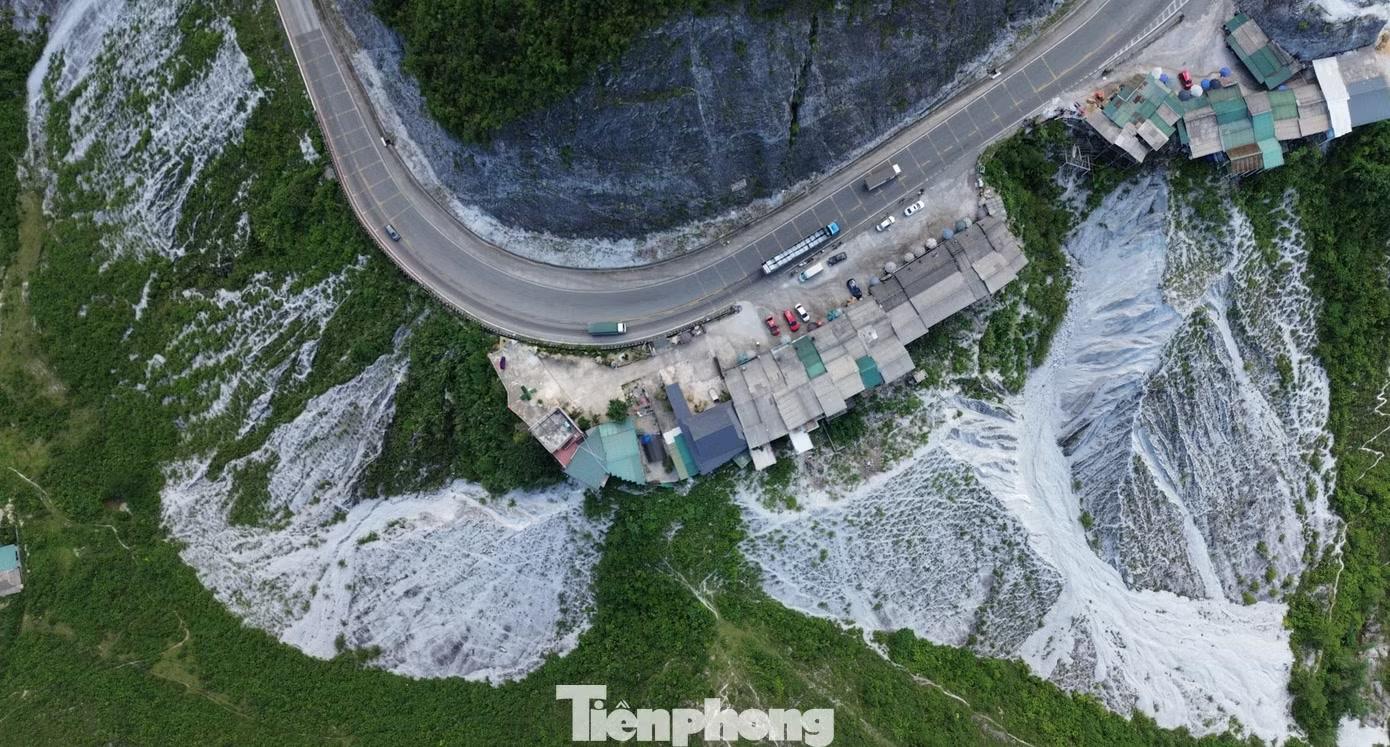 Thời tiết tại đây cũng khá thú vị khi trong một ngày gần như có đủ bốn mùa. Buổi sáng, tiết trời se lạnh, bầu trời có lúc trong xanh, có lúc mây mù bao phủ. Đến trưa, nắng rực rỡ hơn, biển sương mây dần tan, để lộ những vách đá trắng tuyệt đẹp.