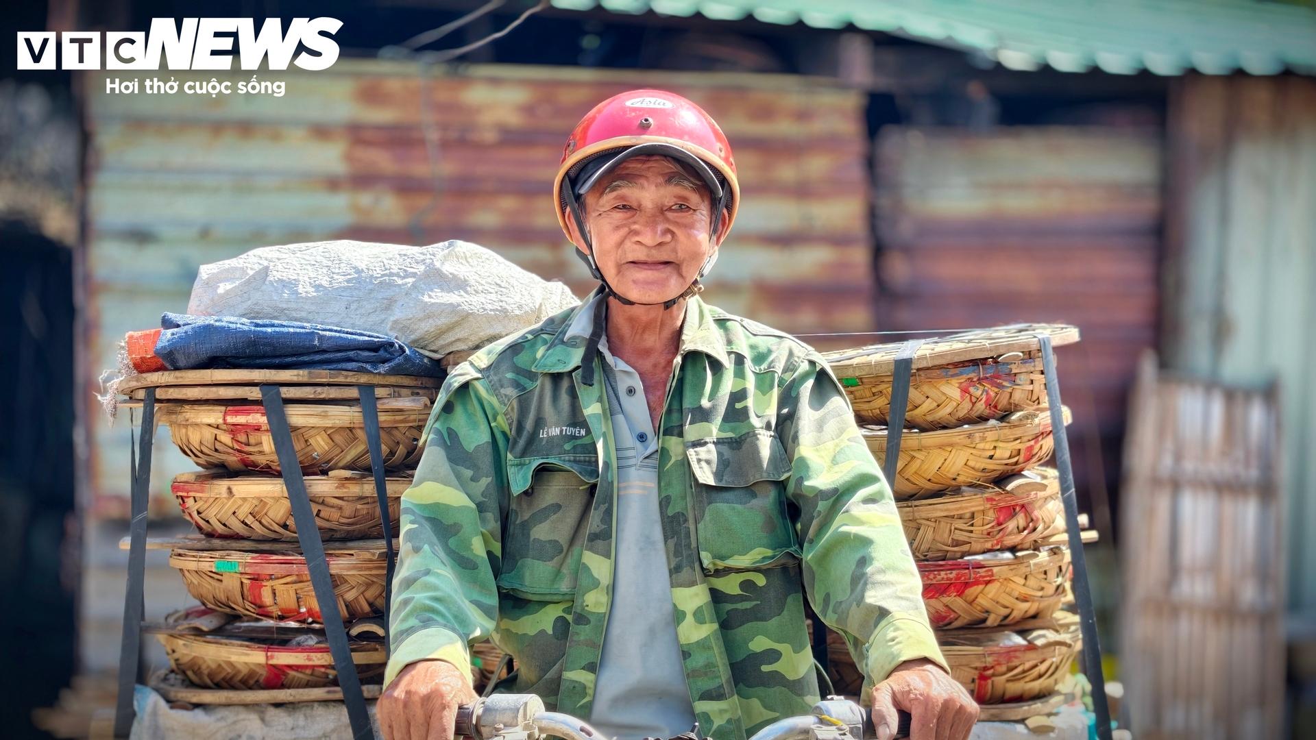 Mùa cá cơm trúng đậm không chỉ mang lại nguồn lợi kinh tế trực tiếp cho các chủ tàu cá mà còn tăng thu nhập cho nhiều lao động hậu cần làng chài như vận chuyển, bốc xếp, phân loại và chế biến.
