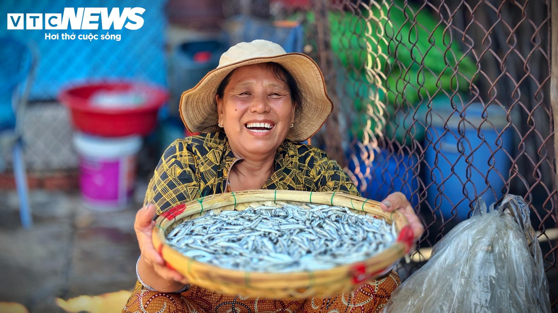 Bà Nguyễn Thị Hoa (62 tuổi, người dân làng chài nhơn Lý, phường Quy Nhơn Đông) cho biết, cá cơm tươi năm nay được thương lái thu mua với giá trên dưới 35.000 đồng/kg; cá cơm hấp sẽ có giá cao hơn, khoảng 60.000 đồng/kg. Nếu vận chuyển đi các tỉnh xa, cá sẽ được hấp mặn hơn so với cá tiêu thụ trên địa bàn, mục đích là bảo quản lâu hơn.