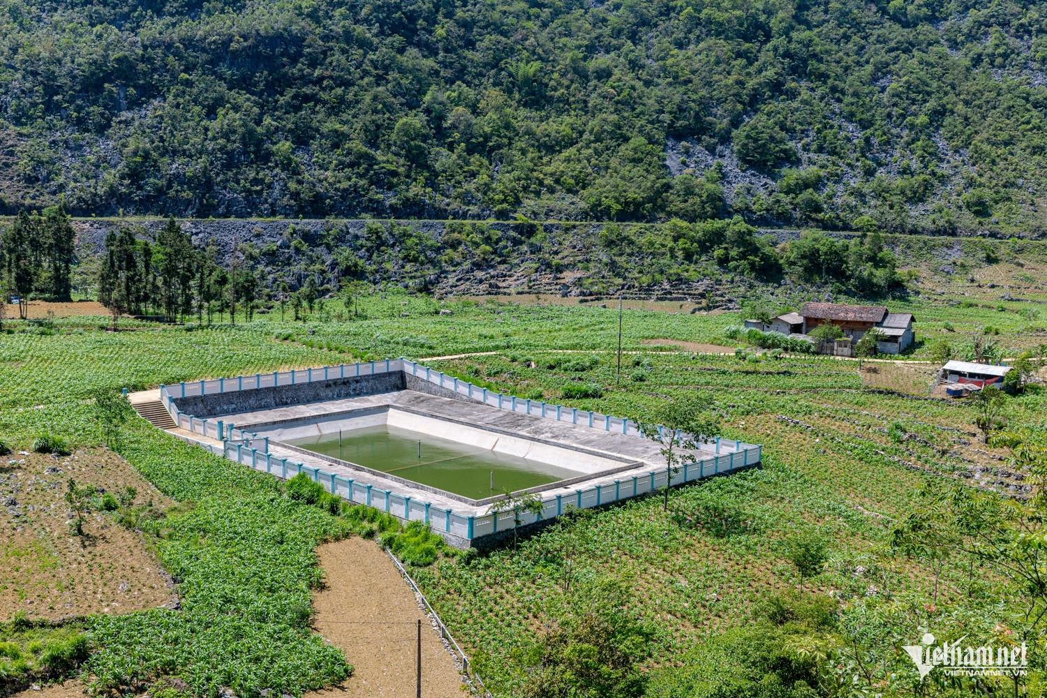 Các hồ treo trên Cao nguyên đá thường có dung tích từ 2.500 - 5.000m³, có thể cấp nước cho khoảng 150 - 300 hộ dân. Để giữ nước trên nền đá vôi, tường và đáy hồ chủ yếu được xây bằng bê tông hoặc bê tông cốt thép. Nguồn nước được thu từ các mó nước nhỏ hoặc hệ thống thềm thu nước, sau đó dẫn về hồ bằng đường ống.