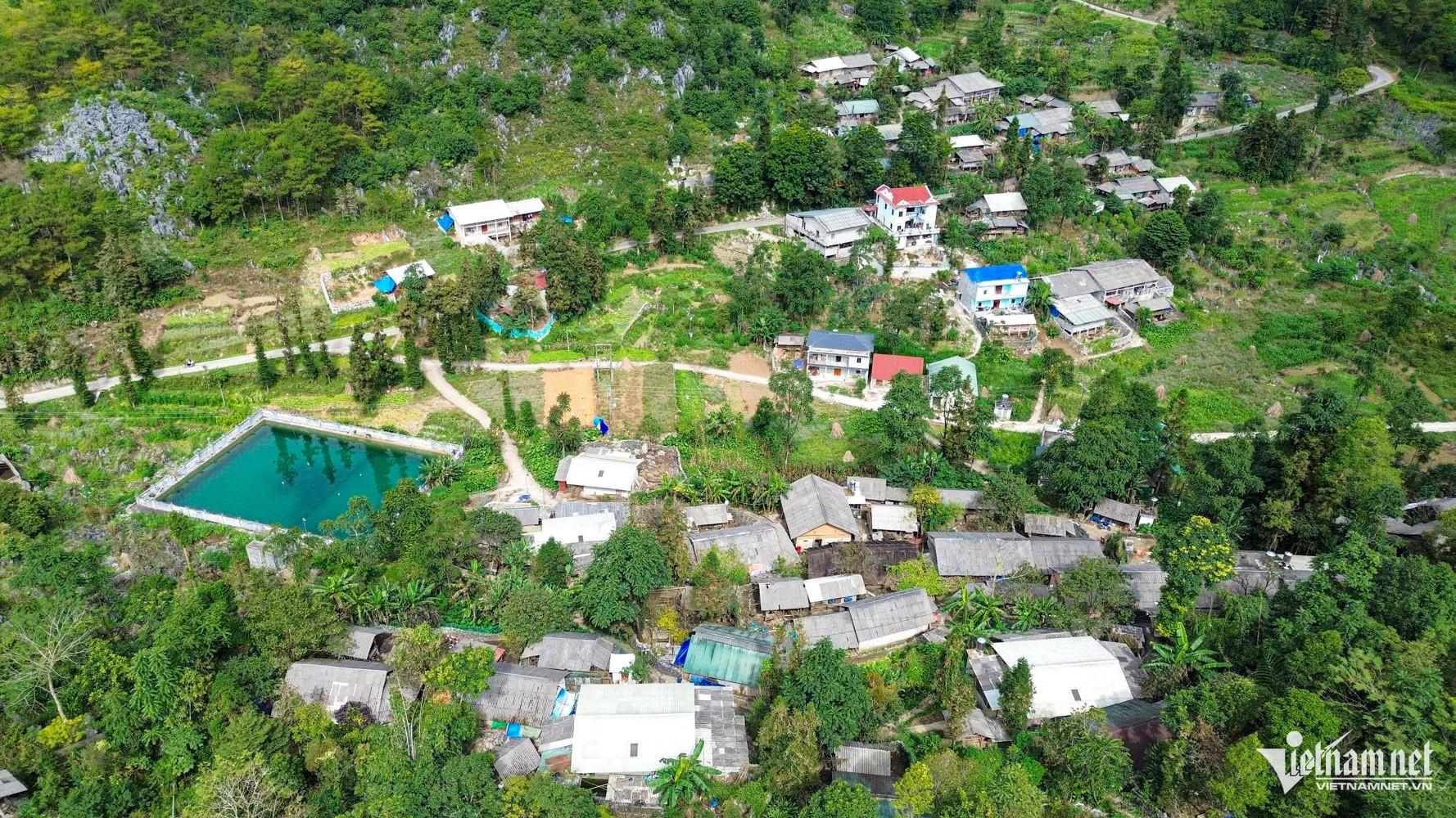 Giữa những triền núi đá khô khát, hồ treo ở thôn Lũng Pù, xã Khâu Vai hiện lên như một “kho nước” giữa lưng chừng núi. Hồ có diện tích khoảng 7.000m², dung tích hơn 9.400m³, đã được đưa vào sử dụng hơn 10 năm, cung cấp nước sinh hoạt cho hàng trăm người dân cùng cán bộ, giáo viên và học sinh trên địa bàn.
