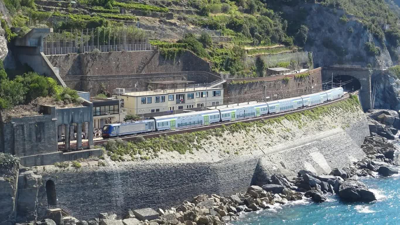 Cinque Terre Express, Ý. Hình ảnh: Remontees, CC BY-SA 4.0 , qua Wikimedia Commons