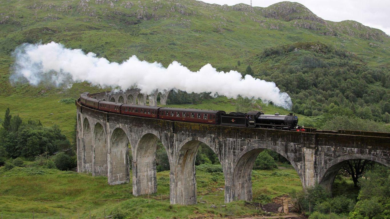 Tàu hơi nước Jacobite qua Cầu cạn Glenfinnan, Scotland. Ảnh: 96tommy, CC BY 2.0, qua Wikimedia Commons