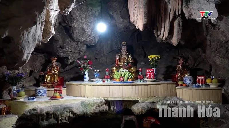 Không gian thờ tự giữa lòng hang đá.