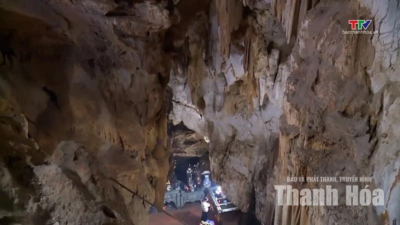 Không gian bên trong động Cửa Buồng mang vẻ đẹp huyền bí, kích thích du khách khám phá.
