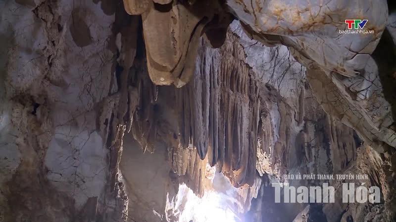Những khối đá tự nhiên tạo nên vẻ đẹp kỳ thú bên trong động Cửa Buồng.