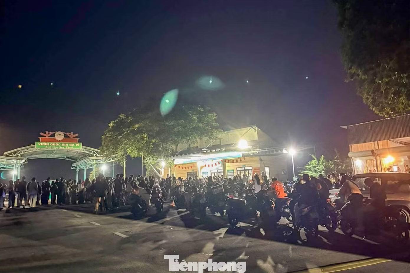 Từ 4h, hàng dài người và xe tập trung tại cổng bán vé vào Vườn quốc gia Ba Vì (Hà Nội) để chờ đón hiện tượng biển mây. Ảnh: Quỳnh Ba Vì