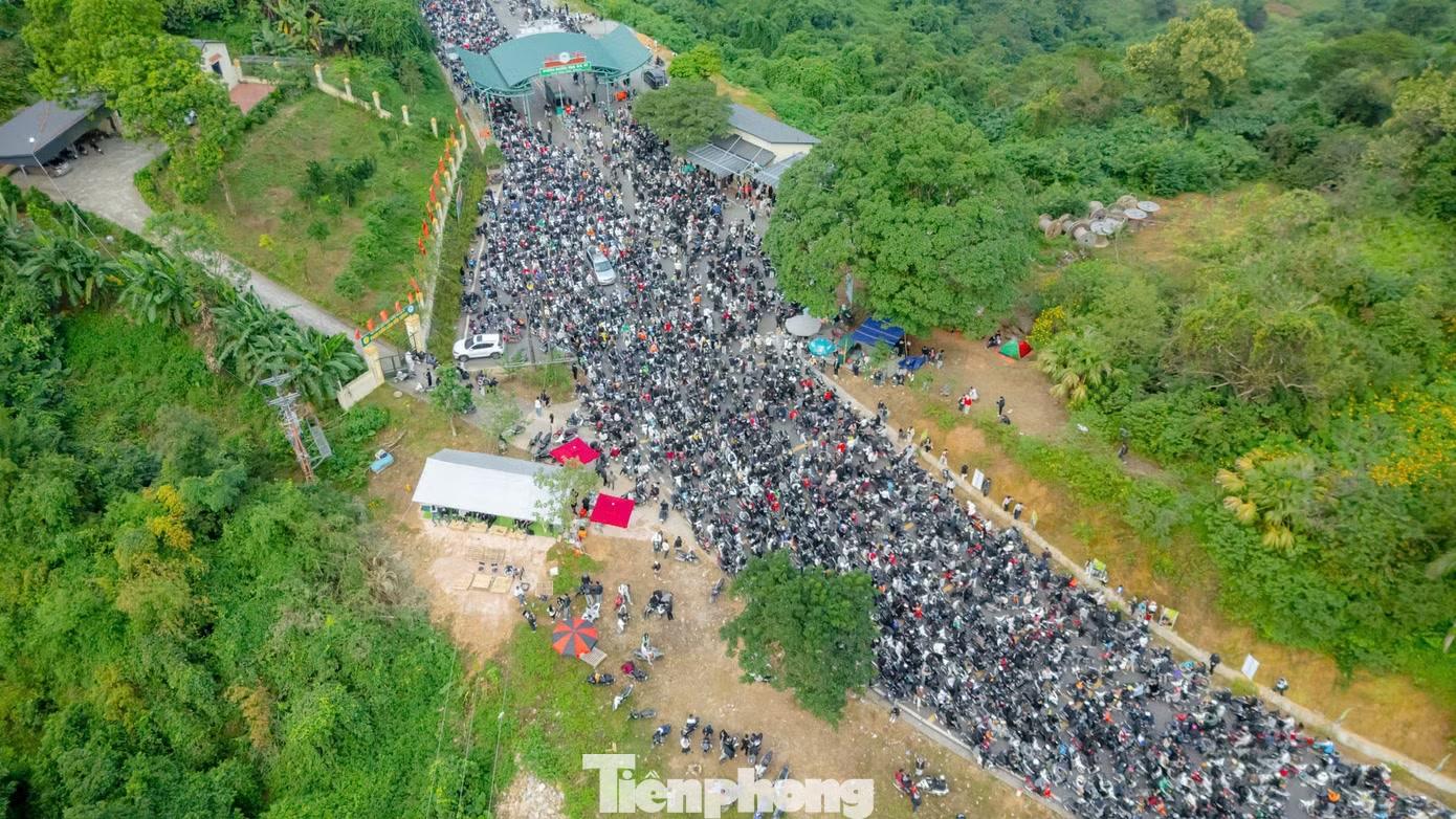 Lượng phương tiện tăng đột biến khiến đoạn đường lên đỉnh núi ùn tắc kéo dài hàng km.