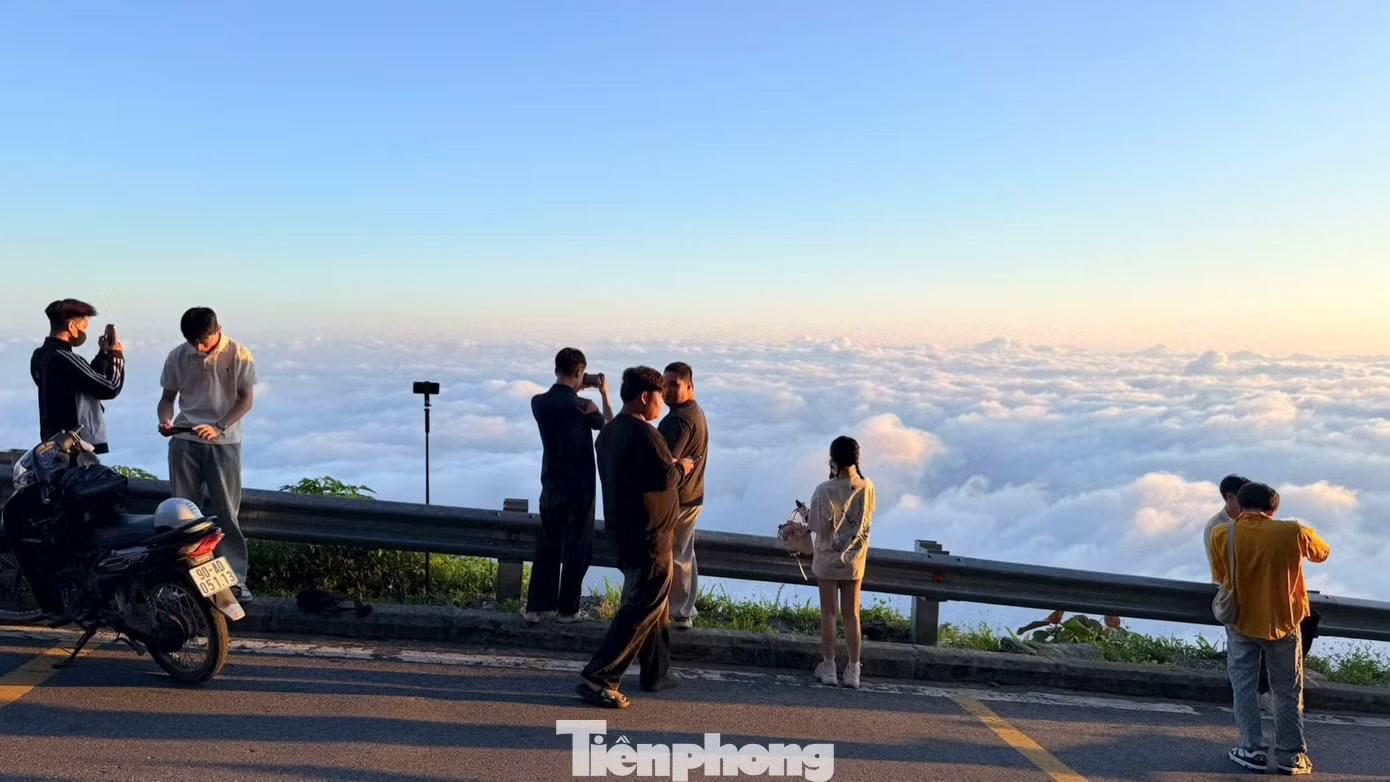 Trục đường chính dài 11 km trong vườn quốc gia, dẫn tới các điểm săn mây, đông đúc từ tờ mờ sáng. Nhiều nhóm mang theo lều trại, máy ảnh, chờ khoảnh khắc bình minh lên giữa biển mây.
