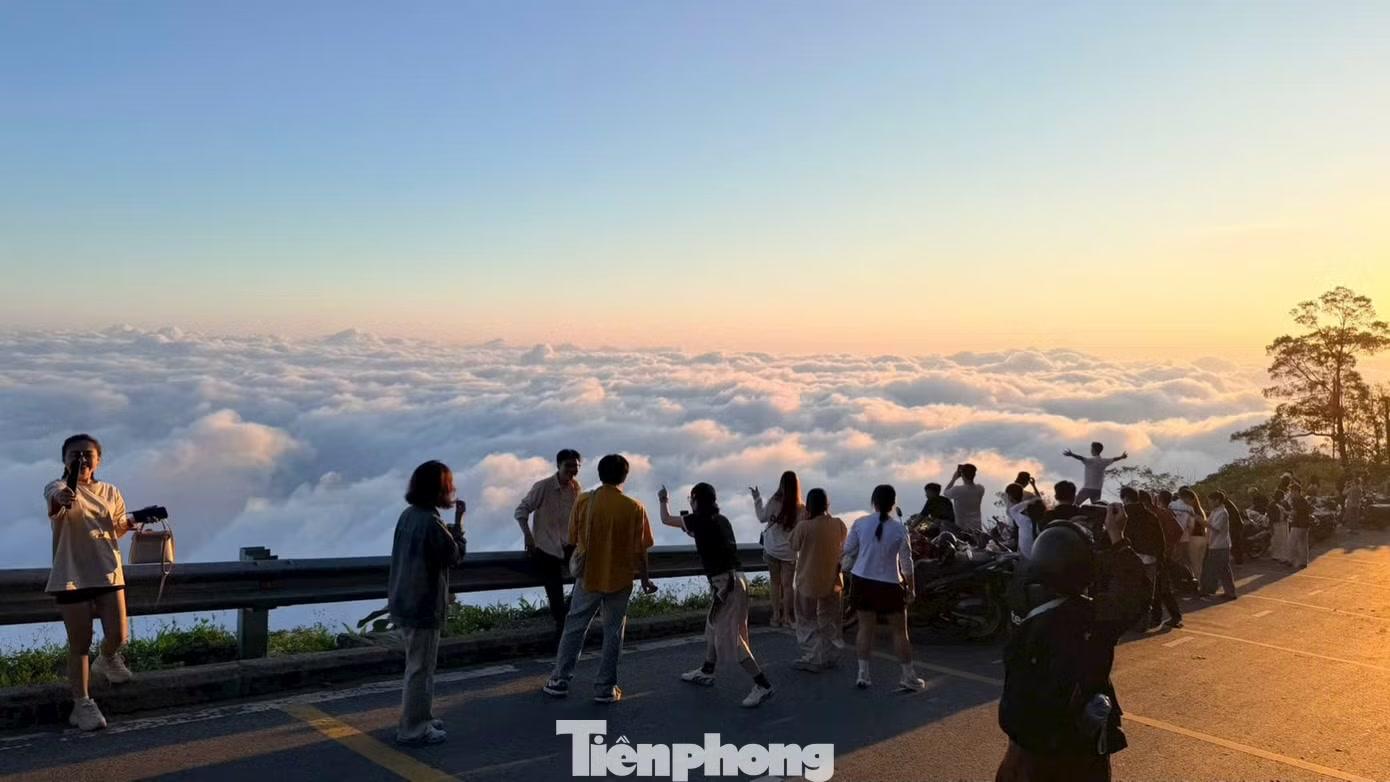 Theo Đức Độ, một nhiếp ảnh gia địa phương, mây xuất hiện đẹp nhất vào sáng sớm rồi tan dần khi Mặt Trời lên cao. Đây là lý do nhiều người chấp nhận dậy sớm, vượt đường núi trong đêm tối để kịp săn mây.