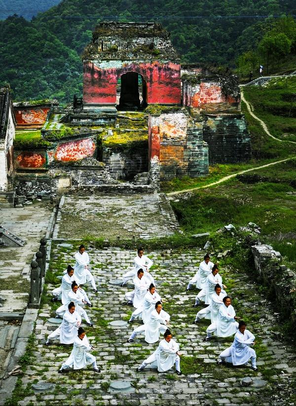  Màn múa võ của các đạo sĩ tại núi Võ Đang. Ảnh: China Discovery. 