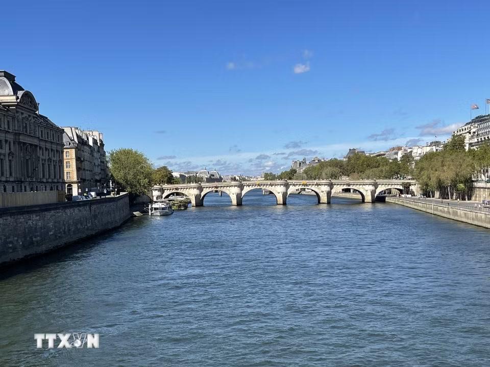 Cầu Pont Neuf bắc qua sông Seine ở trung tâm Paris. Dù mang tên “Cầu Mới,” đây lại là cây cầu lâu đời nhất còn tồn tại của thủ đô nước Pháp, được khởi công năm 1578 dưới triều vua Henri III. (Ảnh: Trần Đức Hùng/TTXVN)