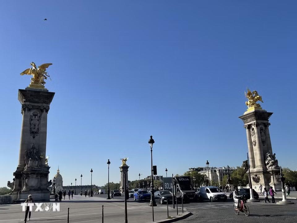 Cầu Alexandre III: Các trụ cầu Alexandre III với mái vòm Điện Invalides ở phía xa. Cây cầu nối khu Invalides với khu vực Grand Palais - Petit Palais, tạo thành một trong những trục cảnh quan nổi bật bên sông Seine. (Ảnh: Trần Đức Hùng/TTXVN)