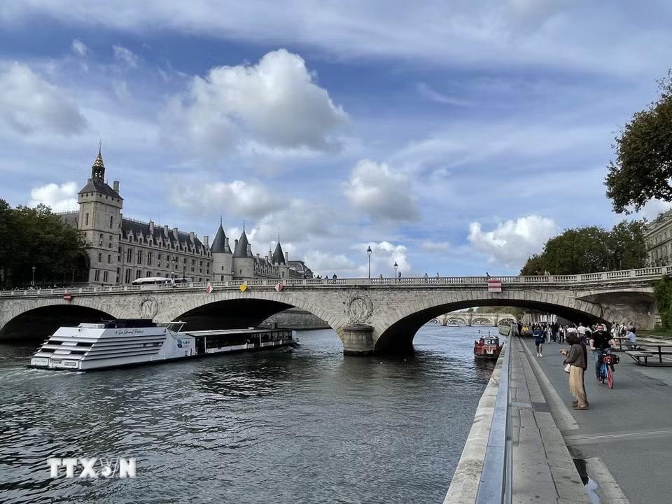 Cầu Pont au Change với quần thể Conciergerie phía sau, tạo nên một trong những cảnh quan lịch sử đặc trưng của đảo Île de la Cité. Cây cầu được nhận biết bởi những phù điêu chữ “N” mang dấu ấn thời Napoléon III. (Ảnh: Trần Đức Hùng/TTXVN)