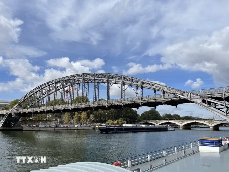 Cầu đường sắt Austerlitz (Viaduc d’Austerlitz) bắc qua sông Seine, dành riêng cho tuyến metro số 5 của Paris. Công trình được xây dựng trong các năm 1903–1904 với một nhịp vòm thép lớn, không có trụ giữa sông để không cản trở giao thông đường thủy; được xếp hạng di tích lịch sử của Pháp năm 1986. (Ảnh: Trần Đức Hùng/TTXVN)