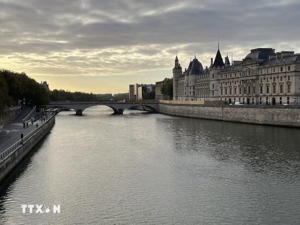 Cầu Pont au Change với ba nhịp vòm đá bắc qua sông Seine. Dấu ấn đặc trưng của công trình là những phù điêu chữ “N” của Hoàng đế Napoléon III, bao quanh bởi vòng nguyệt quế. (Ảnh: Trần Đức Hùng/TTXVN)