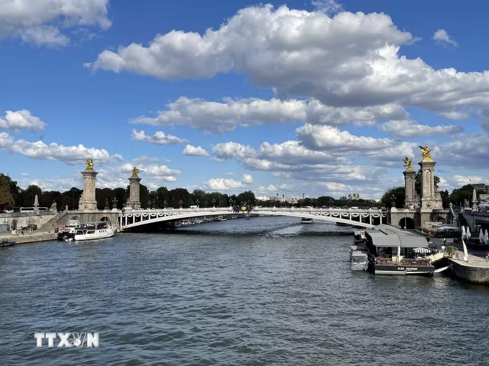 Cầu Alexandre III với Grand Palais ở phía sau. Công trình được xây dựng nhân Triển lãm Thế giới Paris năm 1900 và mang ý nghĩa biểu tượng cho quan hệ đồng minh Pháp-Nga cuối thế kỷ XIX. (Ảnh: Trần Đức Hùng/TTXVN)