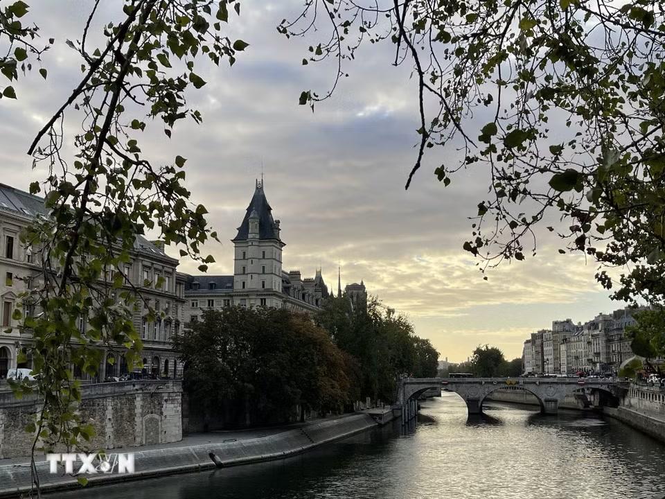 Cầu Pont au Change nối đảo Île de la Cité với hữu ngạn sông Seine. Cây cầu hiện nay được xây dựng dưới thời Hoàng đế Napoléon III và đưa vào sử dụng năm 1860. (Ảnh: Trần Đức Hùng/TTXVN)