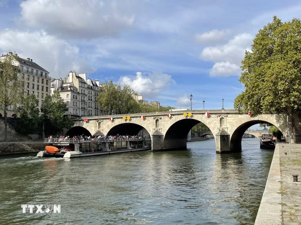 Cầu Pont Marie nối hữu ngạn sông Seine với đảo Saint-Louis, là một trong những cây cầu cổ nhất Paris. Vua Louis XIII đặt viên đá đầu tiên năm 1614; những hốc trang trí trên các trụ cầu vốn dự kiến đặt tượng nhưng chưa bao giờ được sử dụng. (Ảnh: Trần Đức Hùng/TTXVN)