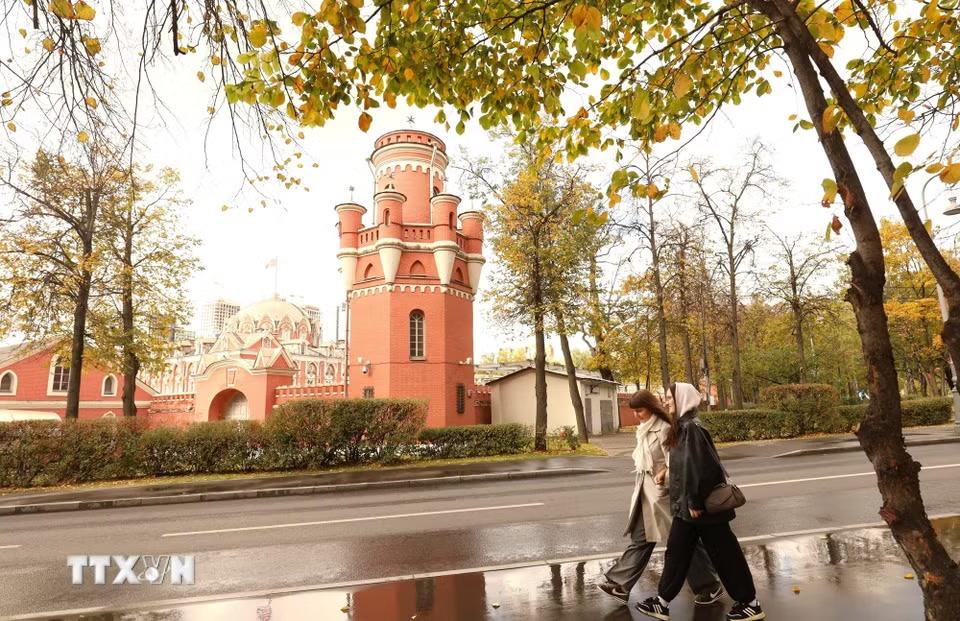 Thời tiết vào mùa thu thường ôn hòa, dễ chịu, không quá lạnh cũng không quá nóng, tạo điều kiện lý tưởng cho những chuyến dạo chơi ngoài trời. (Ảnh: Văn Hiếu/TTXVN)