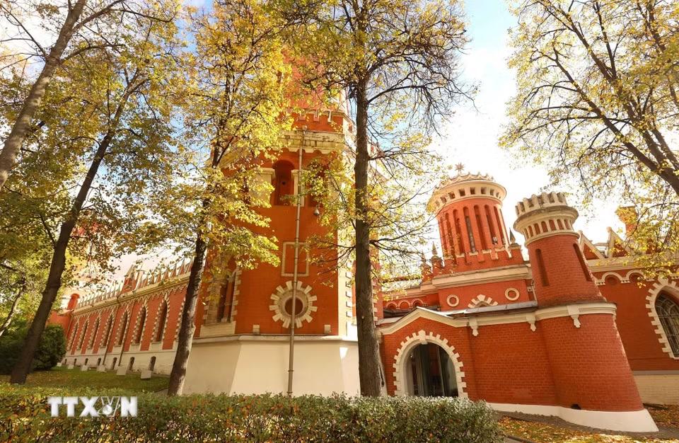 Cung điện du lịch Petrovsky ở thủ đô Moskva với vẻ đẹp rực rỡ trong mùa thu vàng. (Ảnh: Văn Hiếu/TTXVN)