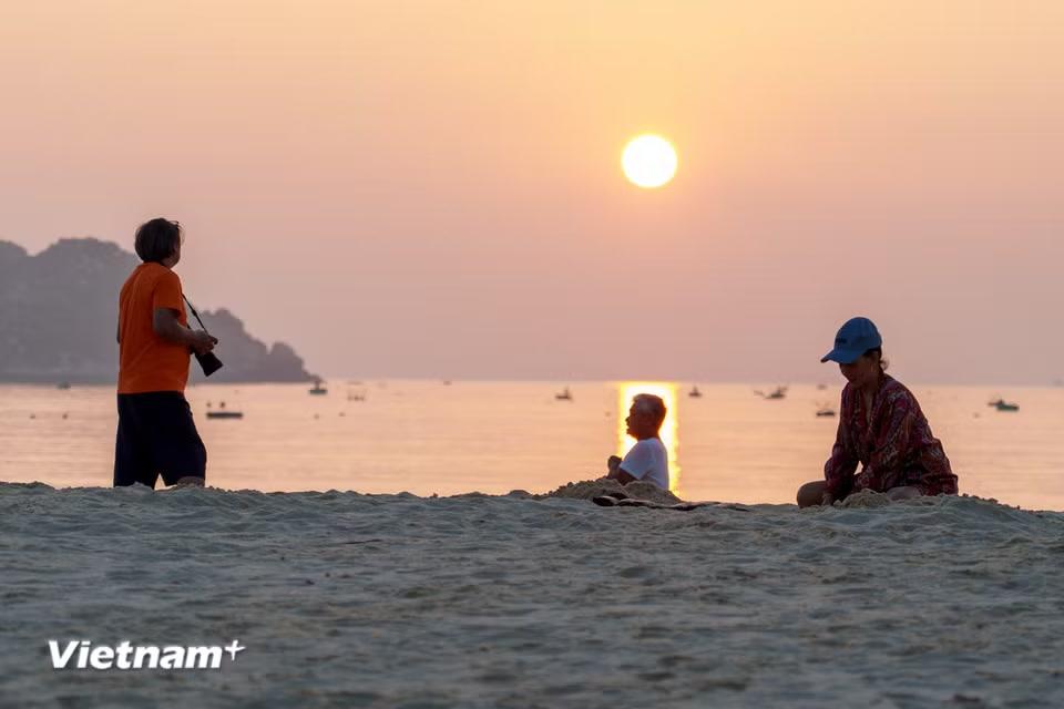 Dạo bước trên bãi biển vào lúc rạng sáng, hít thở bầu không khí trong lành và đón những tia nắng đầu ngày là một trải nghiệm thư thái tuyệt đối khi đến với Vịnh Hòa. (Ảnh: Thanh Phong/Vietnam+)