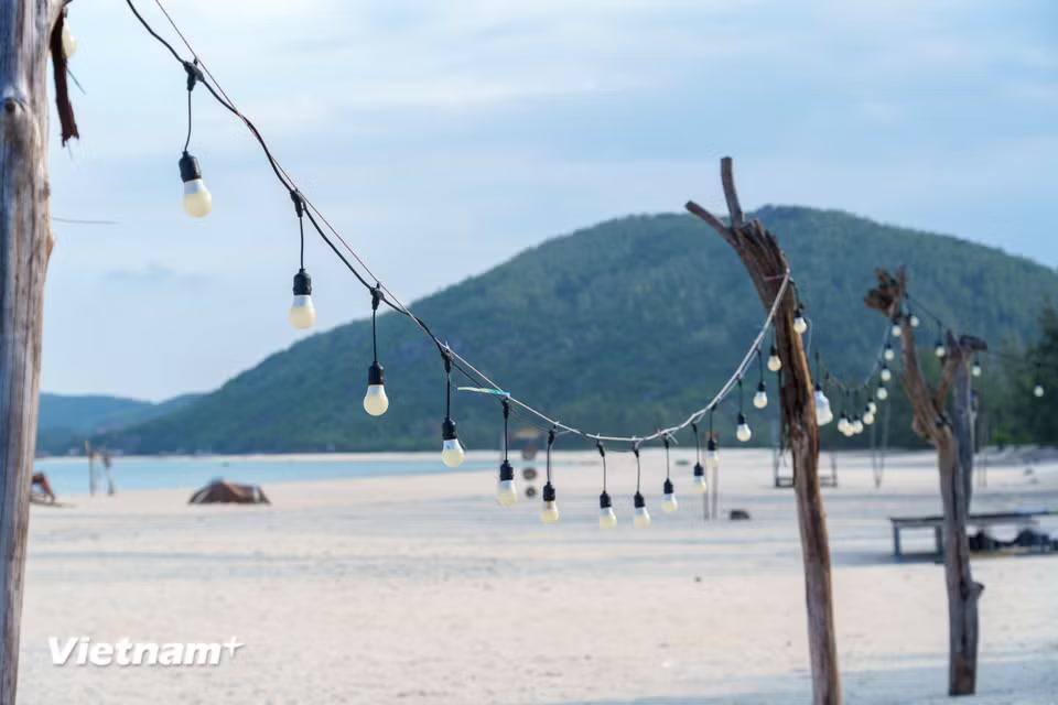 Những dải đèn lung linh được giăng sẵn trên bãi biển, hứa hẹn một không gian lãng mạn cho những buổi tối cắm trại, đốt lửa và thưởng thức tiệc nướng hải sản tươi ngon bên sóng vỗ. (Ảnh: Thanh Phong/Vietnam+) ​ ​ ​ ​ ​ ​ ​ ​ ​ ​ ​ ​ ​ ​ ​ ​ ​ ​ ​ ​ ​ ​ ​ ​ ​ ​ ​ ​ ​ ​ ​ ​ ​ ​ ​ ​ ​ ​ ​ ​ ​ ​ ​ ​ ​ ​ ​ ​