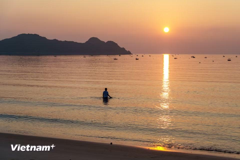 Vẻ đẹp hoang sơ của bình minh trên biển Vịnh Hòa là phông nền hoàn hảo để du khách lưu lại những bức hình check-in tuyệt đẹp, đón chào ngày mới. (Ảnh: Thanh Phong/Vietnam+)
