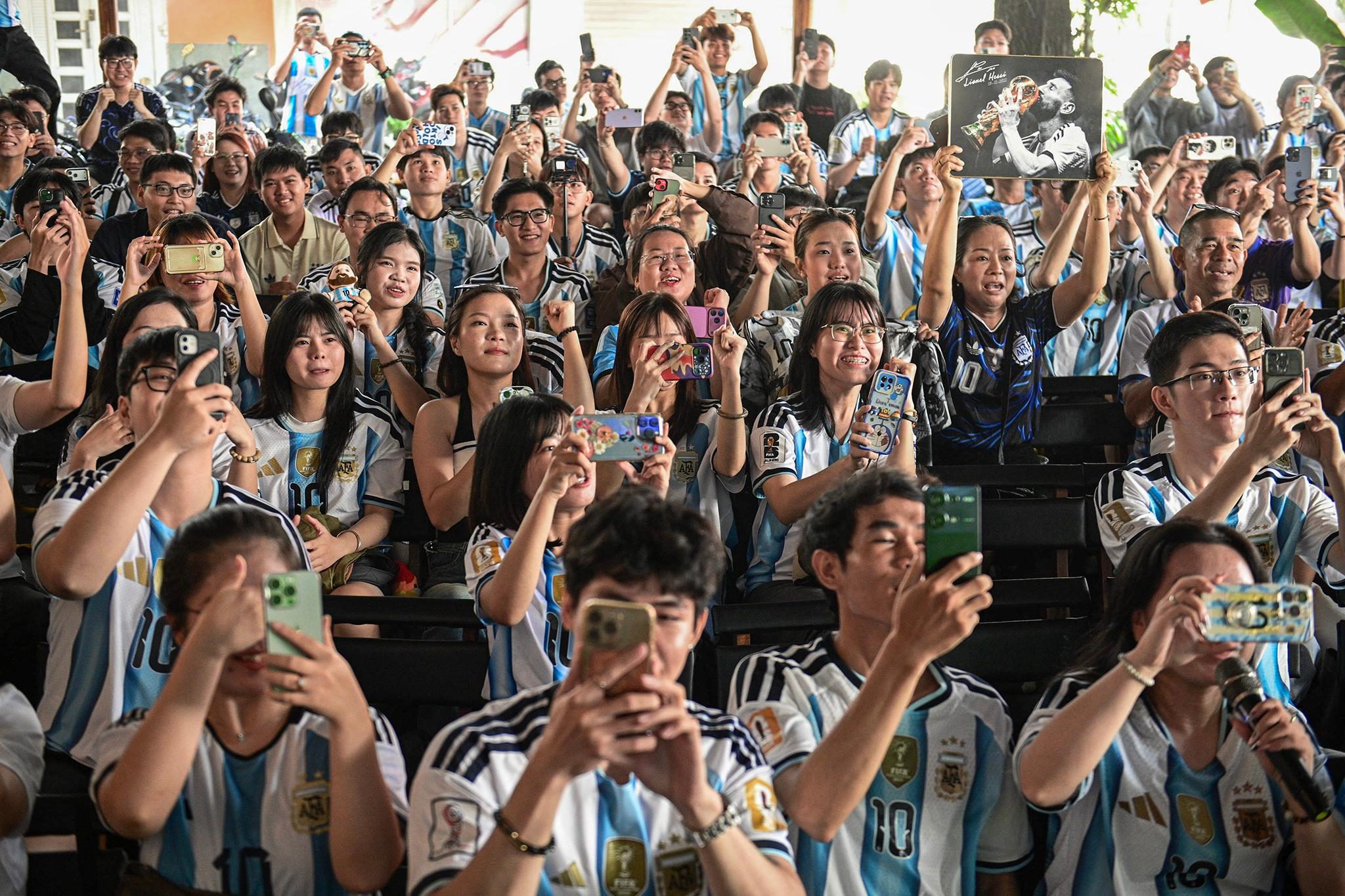  Phút 71, Messi thực hiện cú đá phạt thành công, nâng tỷ số lên 3-0. Khoảnh khắc bóng đi vào lưới khiến người hâm mộ tại TP.HCM đồng loạt bật dậy. Có người hét lớn, có người ôm chầm lấy bạn bè, có người đưa tay lên đầu vì không tin mình vừa chứng kiến bàn thắng của Messi trong trận đấu cuối cùng cho Argentina. 