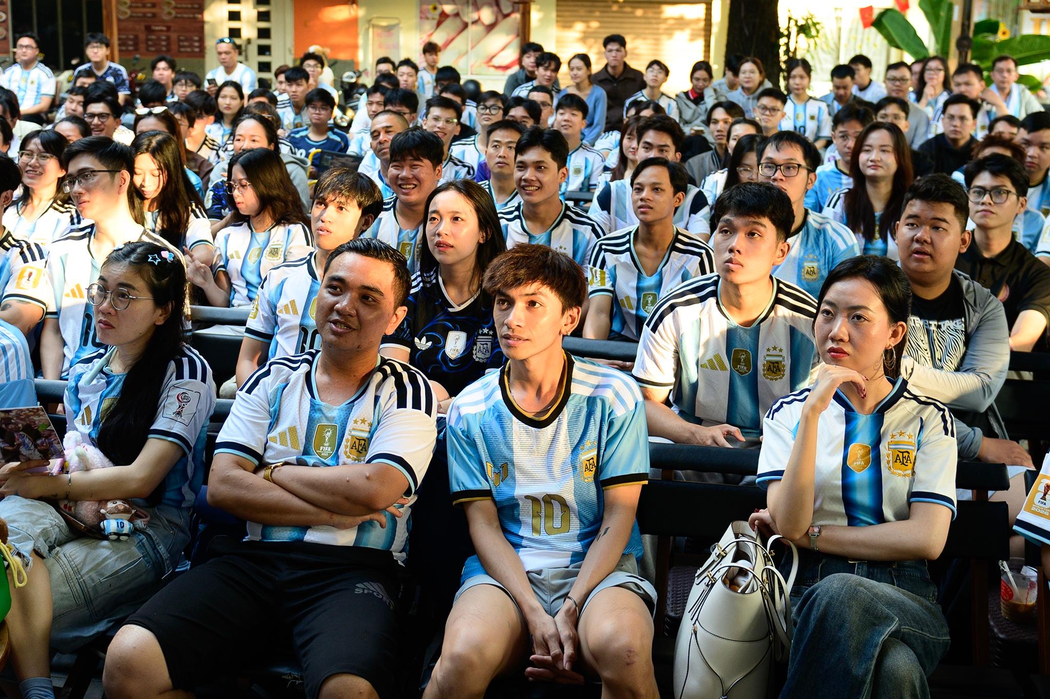  Với nhiều người yêu bóng đá, Messi không chỉ là một cầu thủ xuất sắc mà còn là biểu tượng của hành trình bền bỉ theo đuổi đỉnh cao. Chức vô địch World Cup 2022 cùng Argentina, hai danh hiệu Copa America vào các năm 2021 và 2024 là những cột mốc nổi bật trong sự nghiệp quốc tế của anh. 