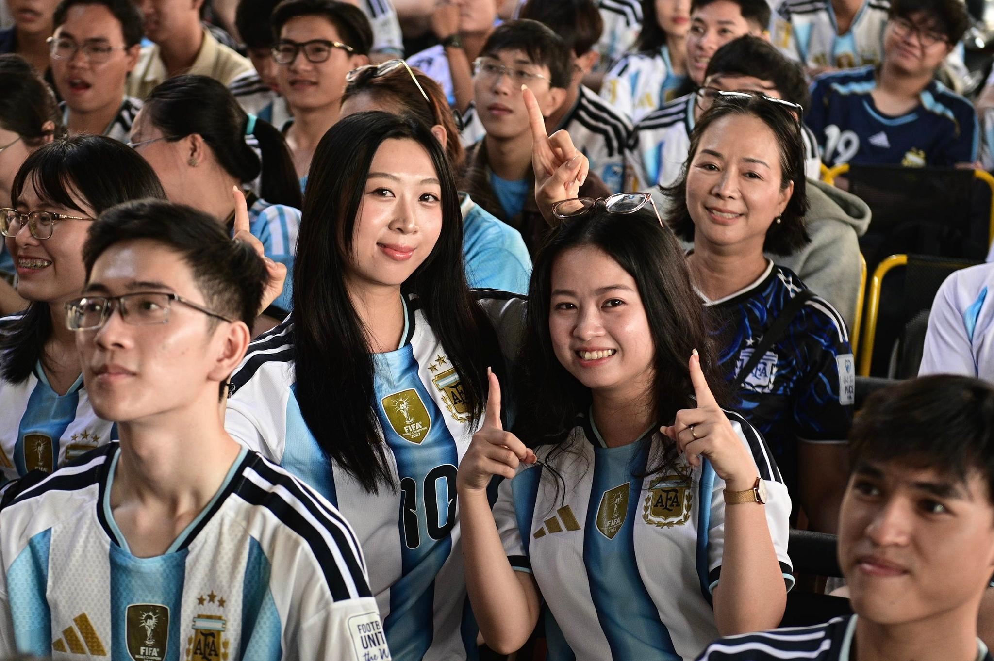  Sáng 7/10, người hâm mộ Lionel Messi tập trung tại Sapa Coffee 24h, số 136 Nguyễn Oanh (TP.HCM) để cùng theo dõi trận đấu chia tay của siêu sao người Argentina trong màu áo đội tuyển quốc gia. 