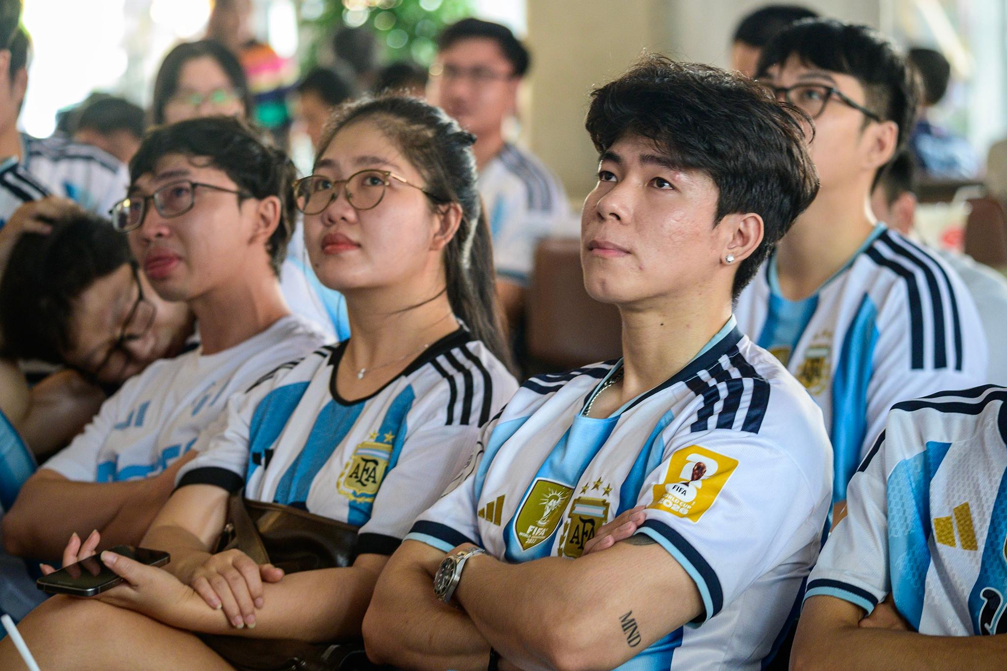  Trận đấu cuối cùng trong màu áo Argentina khép lại một chương đặc biệt trong sự nghiệp của Messi. Từ những ngày đầu khoác áo đội tuyển, những thất bại đau đớn cho đến chức vô địch World Cup 2022, số 10 đã để lại dấu ấn sâu đậm với bóng đá Argentina và hàng triệu người hâm mộ trên toàn thế giới. 